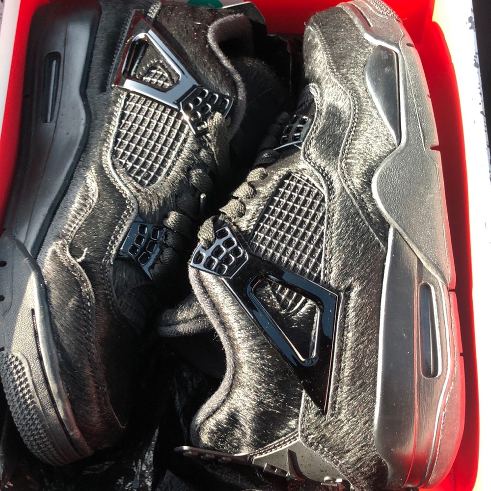 olivia kim X no cover jordan 4